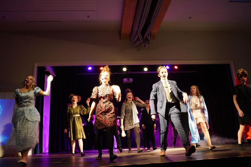 8d fremførte Nattens glassko på scenen - Klikk for stort bilde