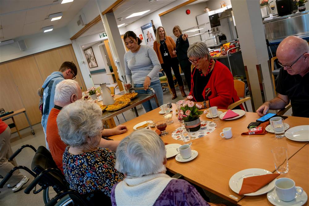 folk innendørs vafler og kaffe - Klikk for stort bilde