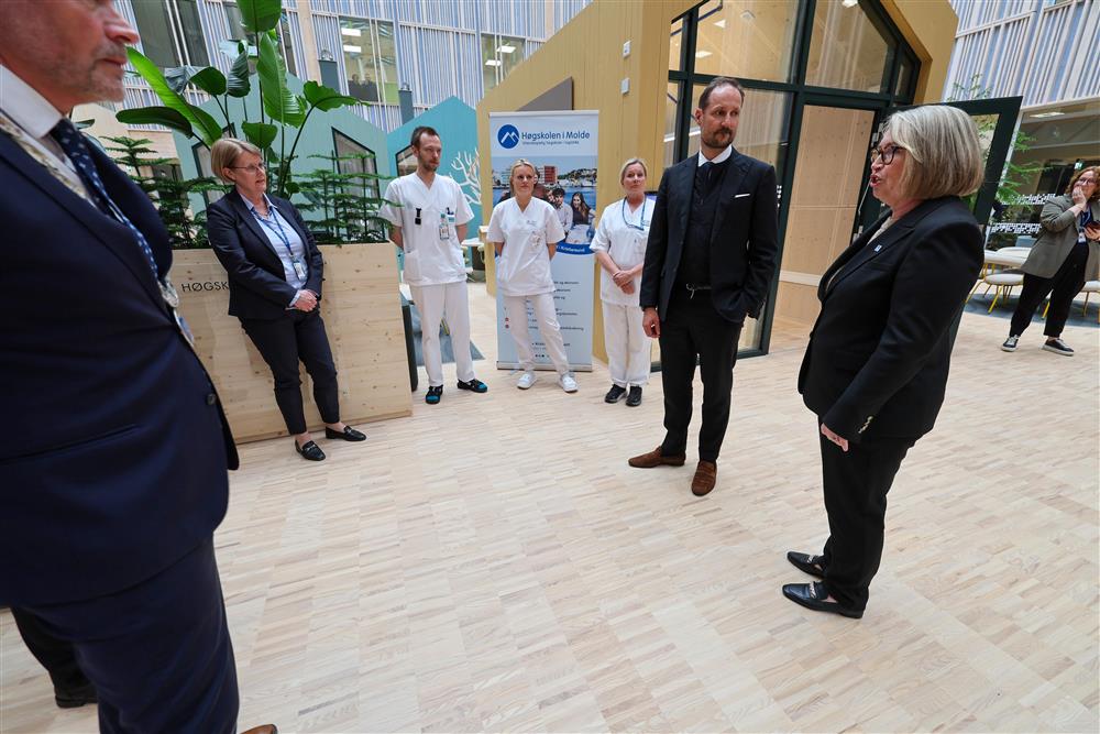 Kronprins Haakon snakker med sykepleierstudenter og andre fra Høgskolen i Molde - Klikk for stort bilde