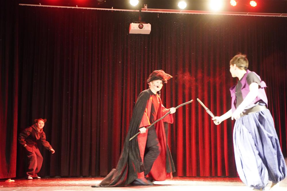 8b fremførte Aladding på scenen - Klikk for stort bilde