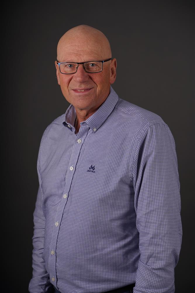 Portrettbilde av bystyremedlem med grå bakgrunn - Klikk for stort bilde