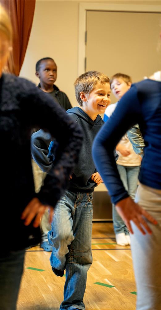 barn opptrer - Klikk for stort bilde