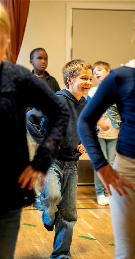 barn opptrer - Klikk for stort bilde