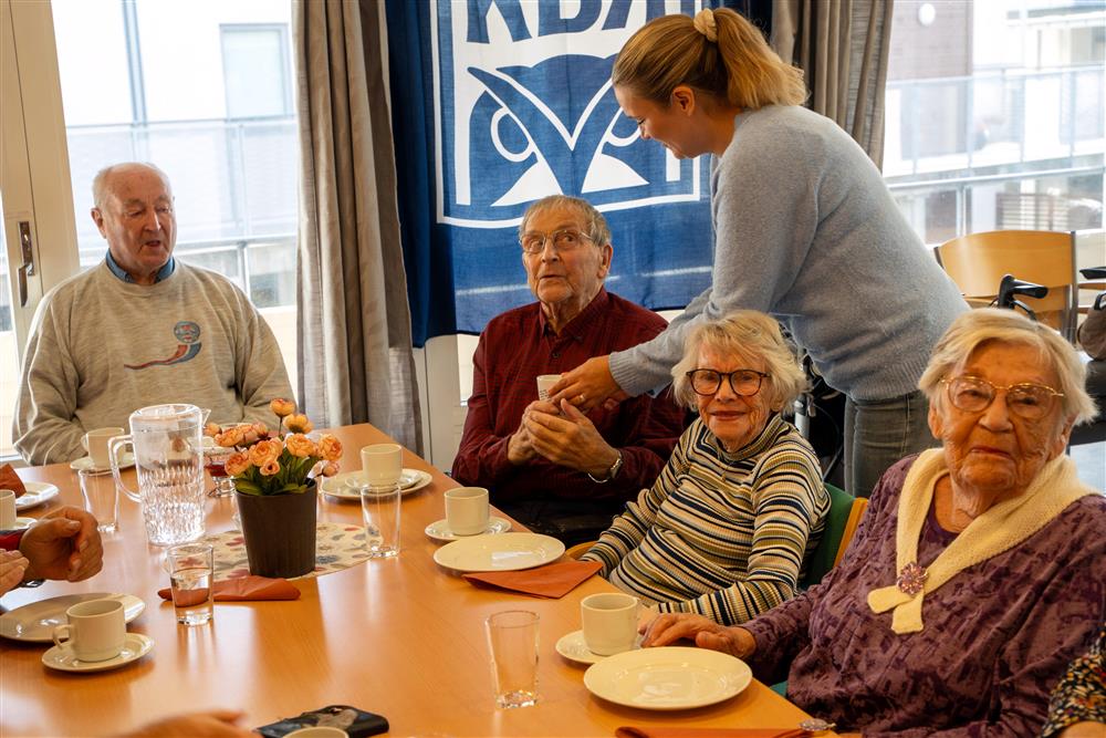 folk innendørs med vafler og kaffe - Klikk for stort bilde