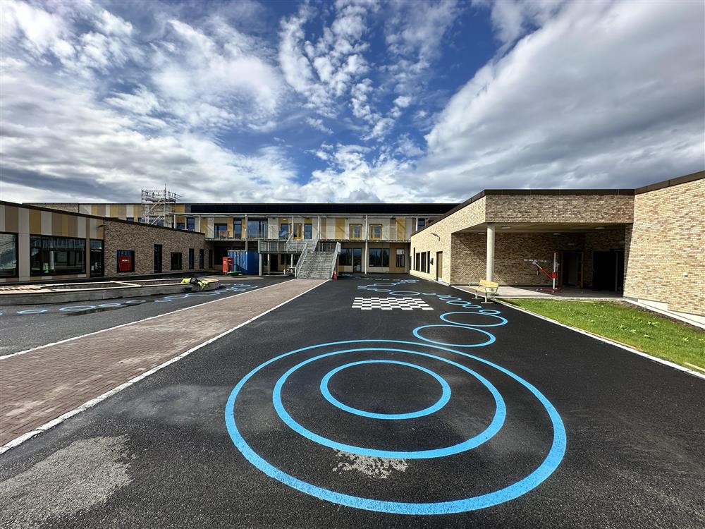 interiør og eksteriør fra nybygd skole - Klikk for stort bilde