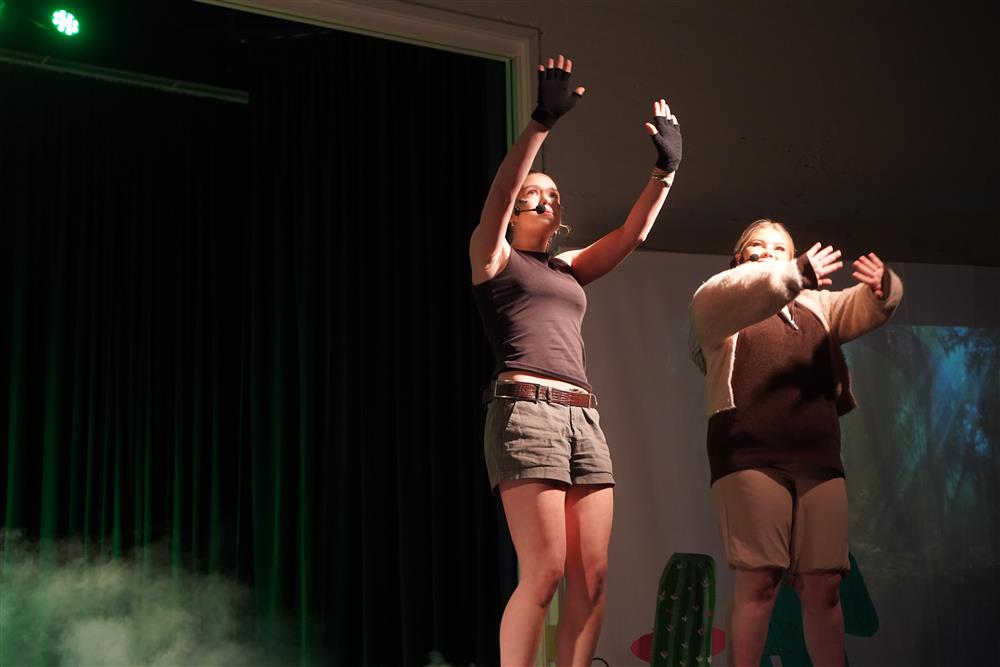 9b fremførte Jumanji på scenen - Klikk for stort bilde