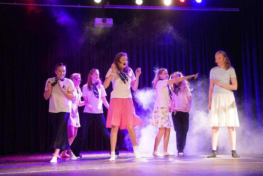 10c fremførte Grease på scenen - Klikk for stort bilde