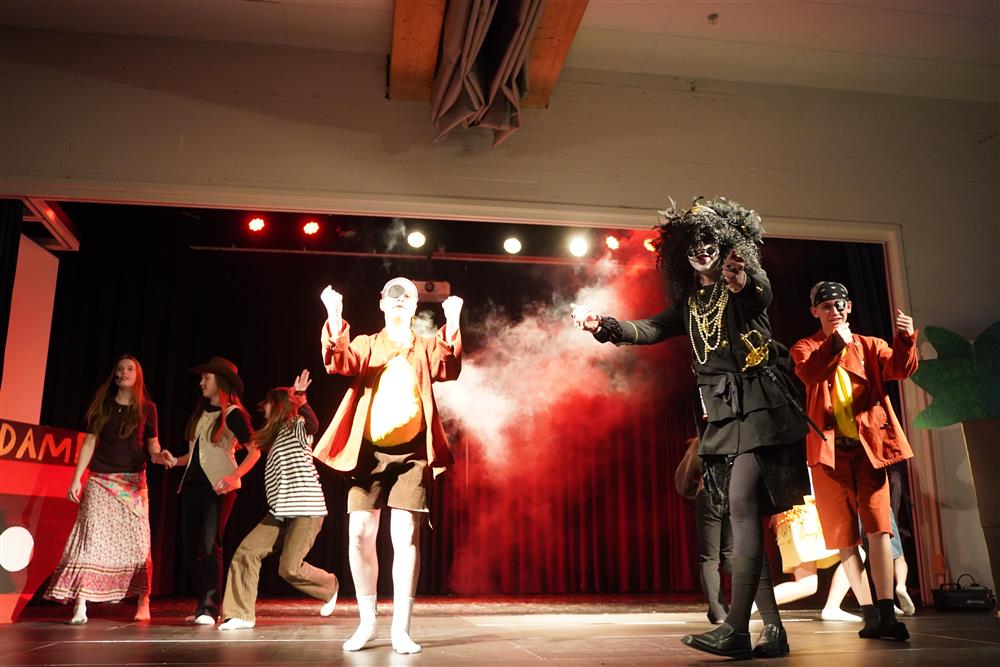 8c fremførte Kaptein Sabeltann på scenen - Klikk for stort bilde