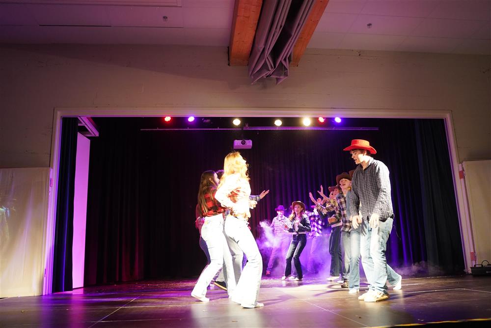 9b fremførte et stykke om kjærlighet i westernstil på scenen - Klikk for stort bilde