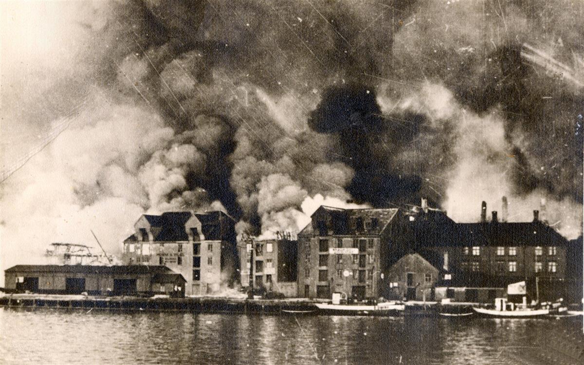 Brygger i brann i Kristiansund 28. april 1940.  - Klikk for stort bilde