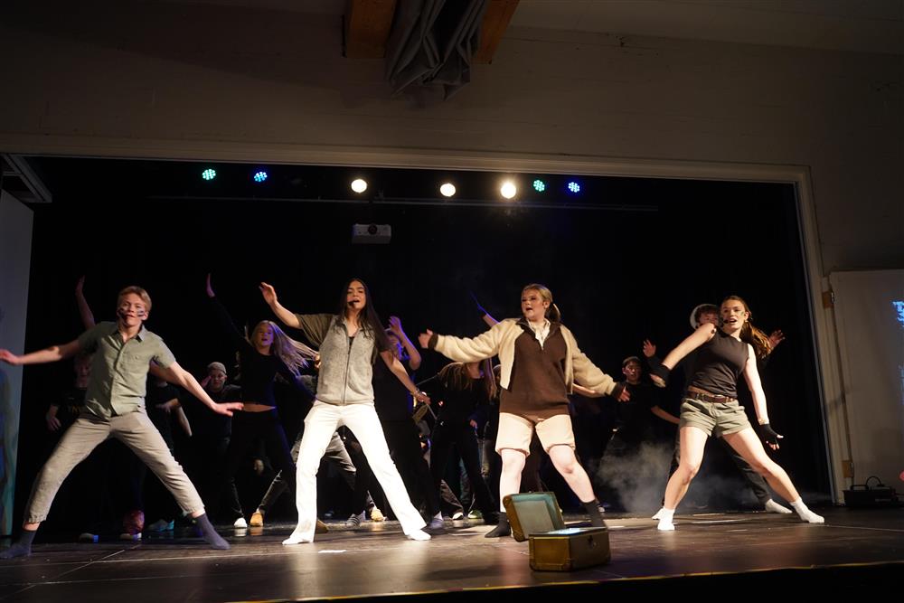 9b fremførte Jumanji på scenen - Klikk for stort bilde