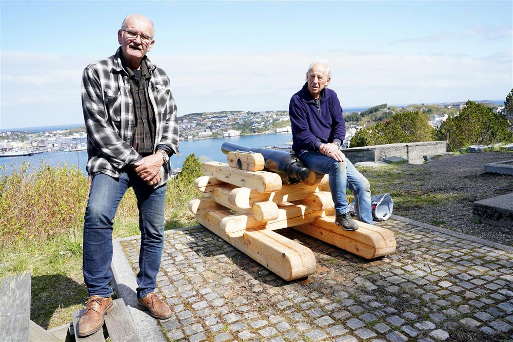 Lions i Kristiansund har hatt ansvaret for saluttering ved ulike anledninger siden begynnelsen på 70-tallet. I dag var Geir Gjengstø og Per Moen la siste hånd på detaljene før alt er klart til salutt 17.mai kl 0700. - Klikk for stort bilde