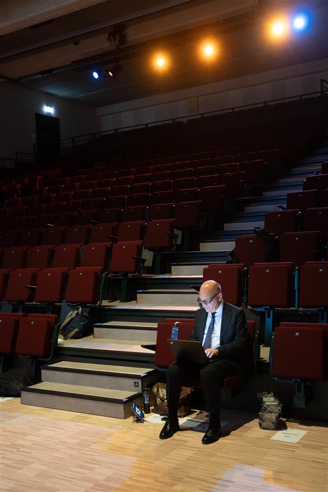 folk innendørs konferansesal - Klikk for stort bilde