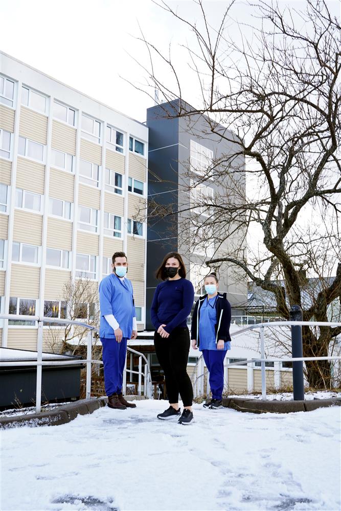 Utmerket samarbeid, fleksibilitet fra alle medarbeidere, struktur, løsningsorientering og solidaritet har gjort at Hjemmetjenesten i Kristiansund kommune har utført sine oppgaver på en så god måte, sier enhetsleder Pauline Kondov. Assistent Joshua Braco (tv) og Charlotte Nordskag (th) - Klikk for stort bilde