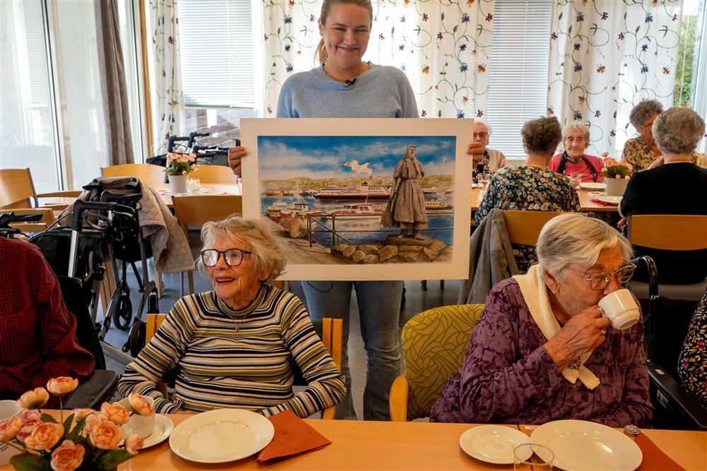 folk innendørs med vafler og kaffe - Klikk for stort bilde