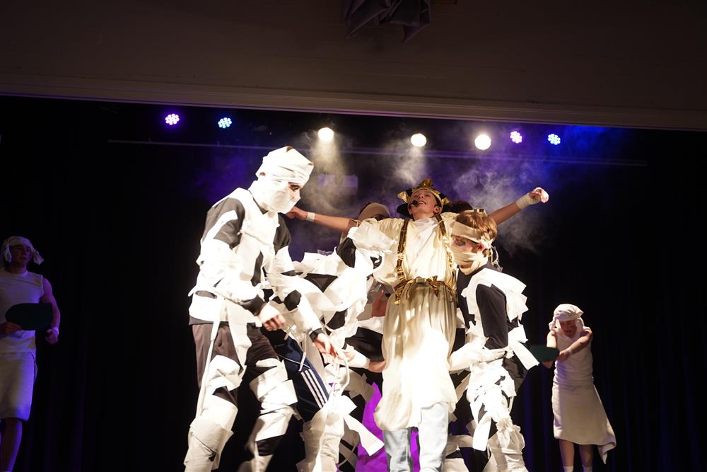 10a fremførte Egyptisk aften på scenen - Klikk for stort bilde