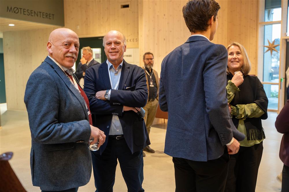 folk innendørs konferansesal - Klikk for stort bilde