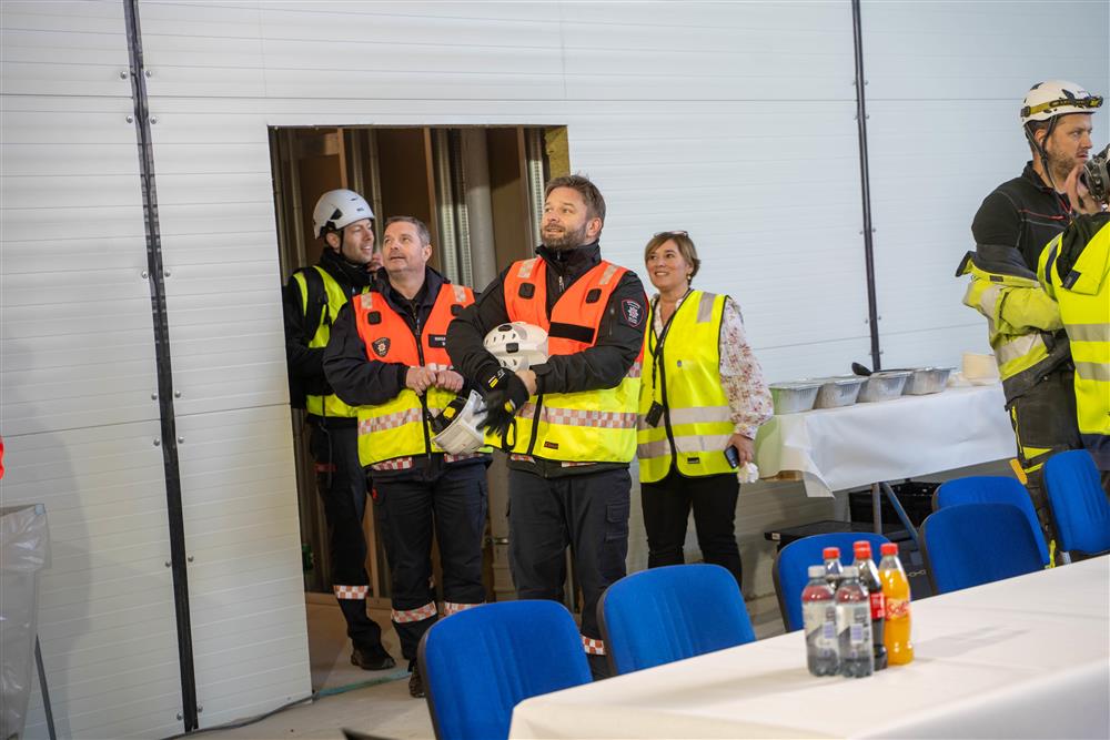 menn dame innendørs uniform - Klikk for stort bilde