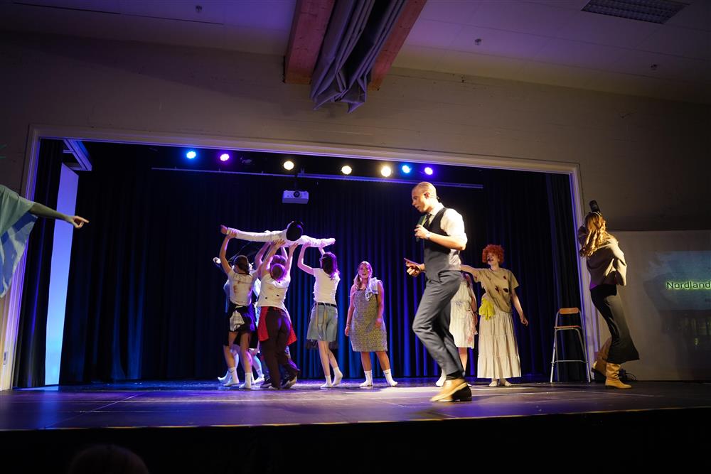 10b fremførte Annie på scenen - Klikk for stort bilde