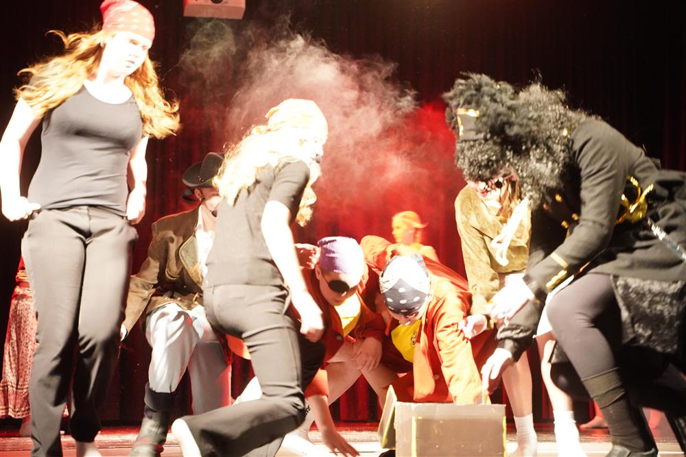 8c fremførte Kaptein Sabeltann på scenen - Klikk for stort bilde