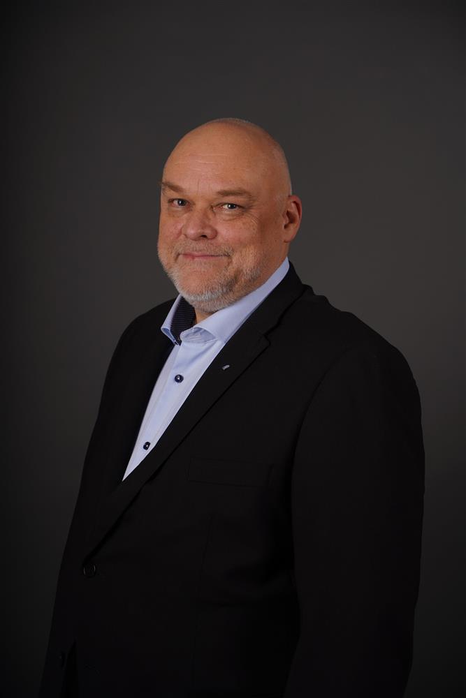 Portrettbilde av bystyremedlem med grå bakgrunn - Klikk for stort bilde