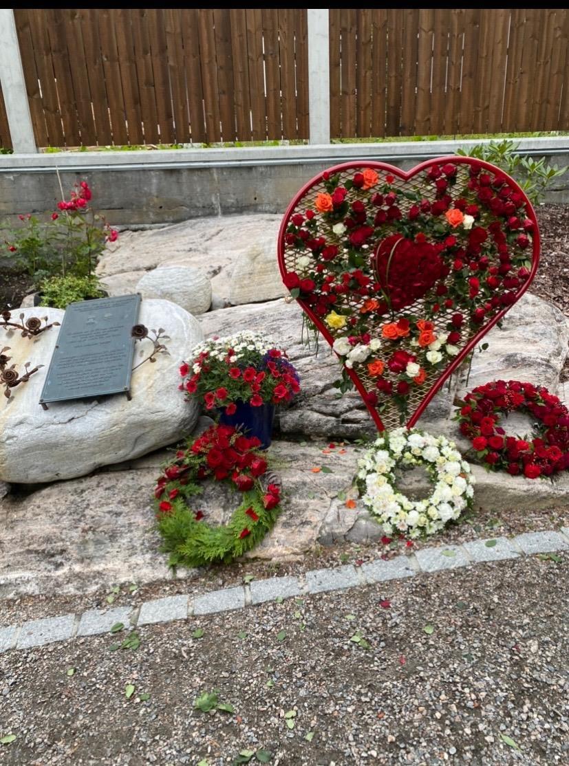 Kranser lagt ned ved Minnesmerket for 22.juli i Kristiansund - Klikk for stort bilde