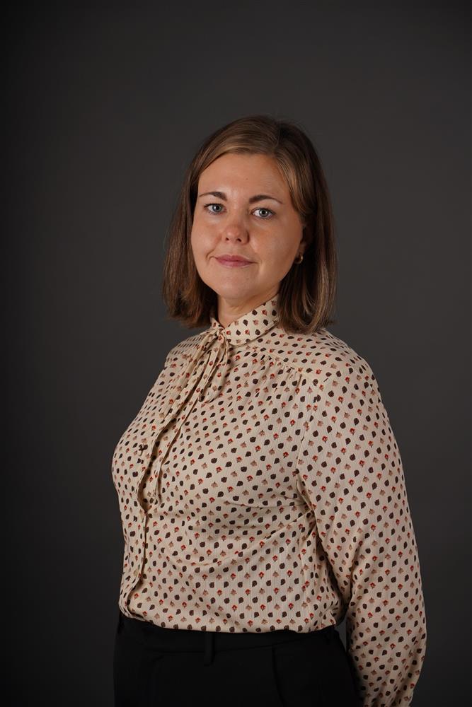 Portrettbilde av bystyremedlem med grå bakgrunn - Klikk for stort bilde