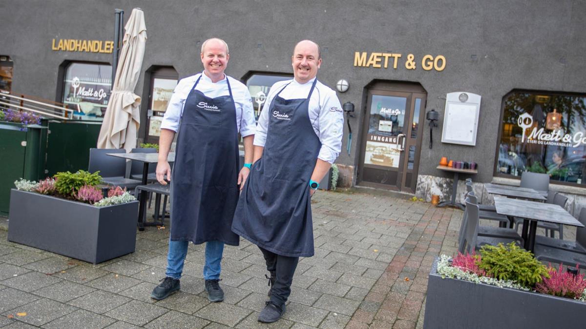 To kokker utenfor en restaurant i Kristiansund. - Klikk for stort bilde