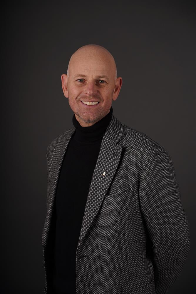 Portrettbilde av bystyremedlem med grå bakgrunn - Klikk for stort bilde