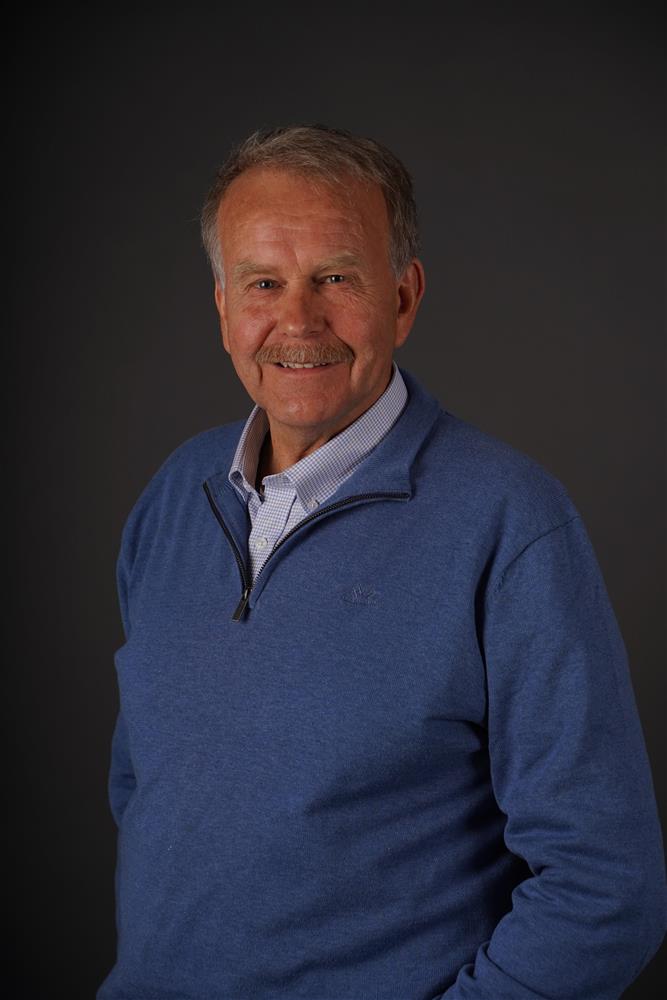 Portrettbilde av bystyremedlem med grå bakgrunn - Klikk for stort bilde