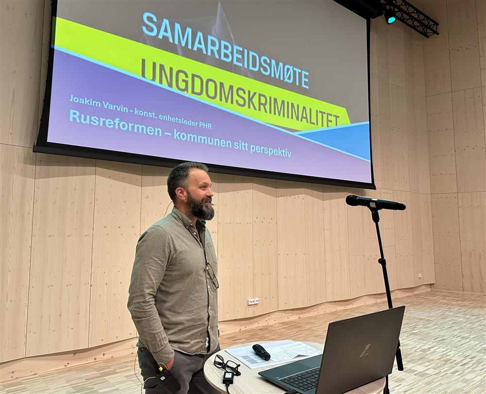 folk innendørs skjerm - Klikk for stort bilde