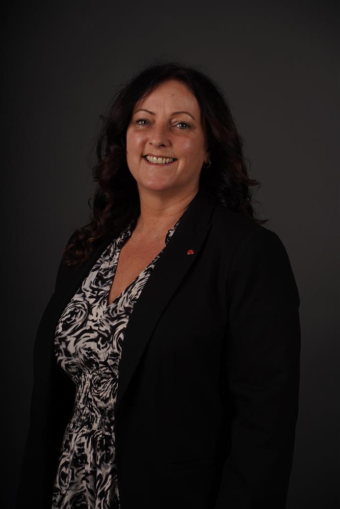 Portrettbilde av bystyremedlem med grå bakgrunn - Klikk for stort bilde