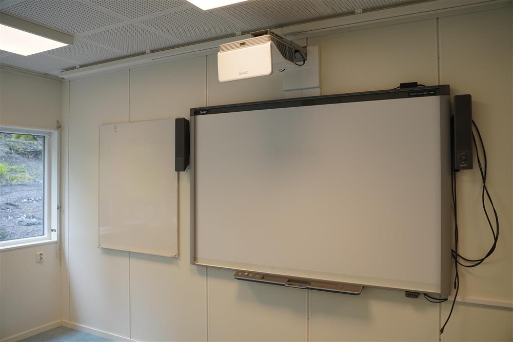 Klasserommene i modulbygget er utstyrt med smart tavle - Klikk for stort bilde