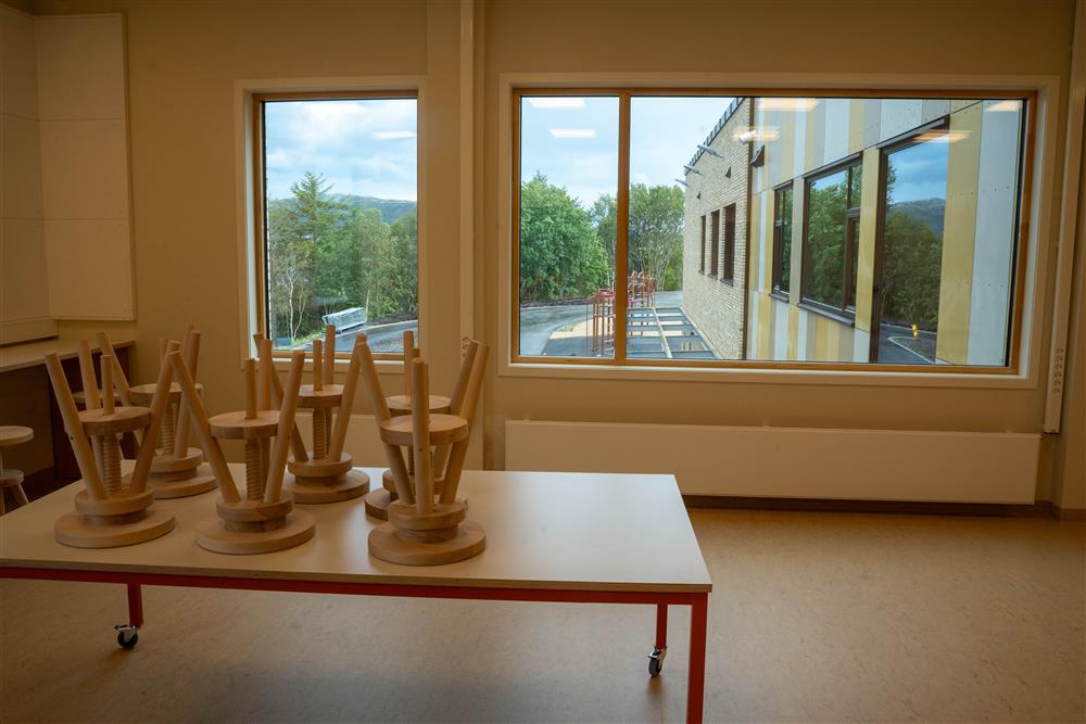 interiør og eksteriør fra nybygd skole - Klikk for stort bilde