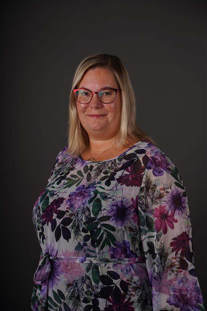 Portrettbilde av bystyremedlem med grå bakgrunn - Klikk for stort bilde