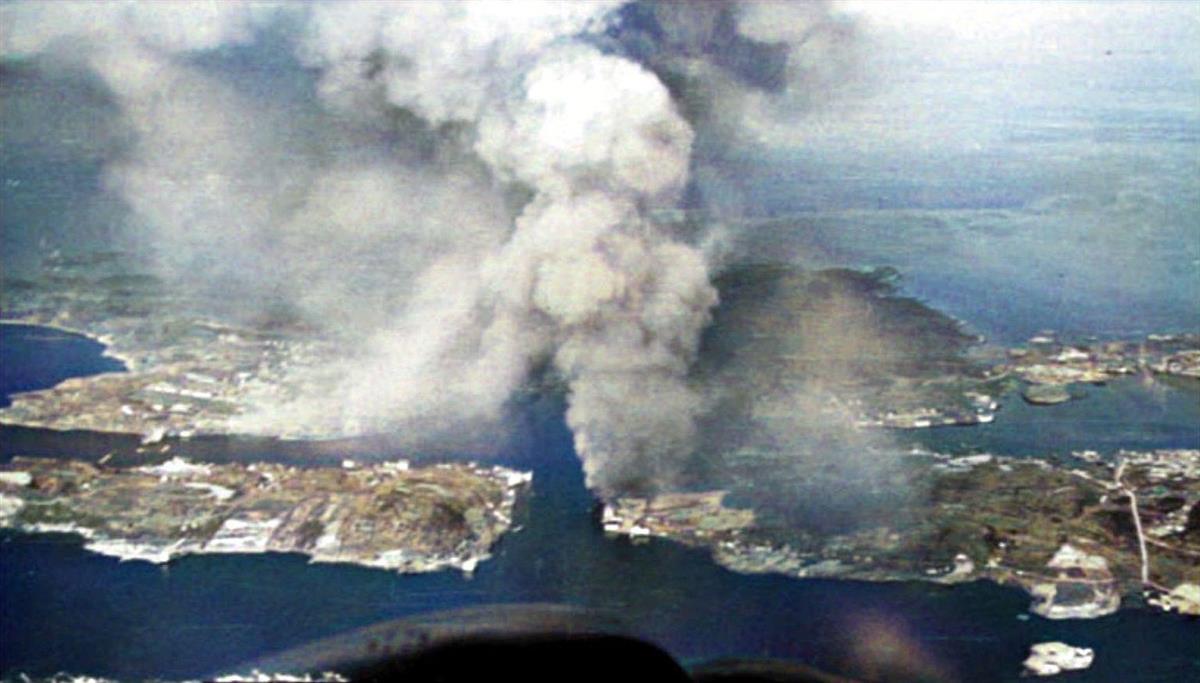 Flyfoto fra bombingen av Kristiansund - Klikk for stort bilde