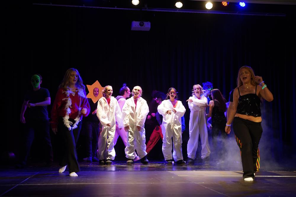 10d fremførte Drømmeveien på scenen - Klikk for stort bilde