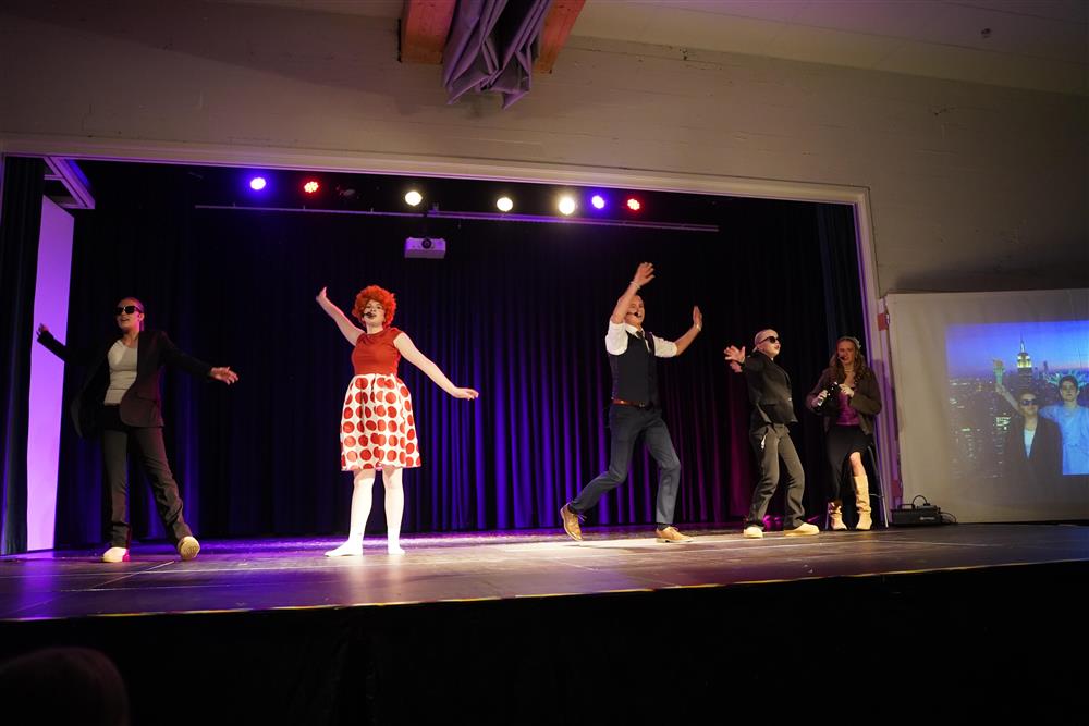 10b fremførte Annie på scenen - Klikk for stort bilde