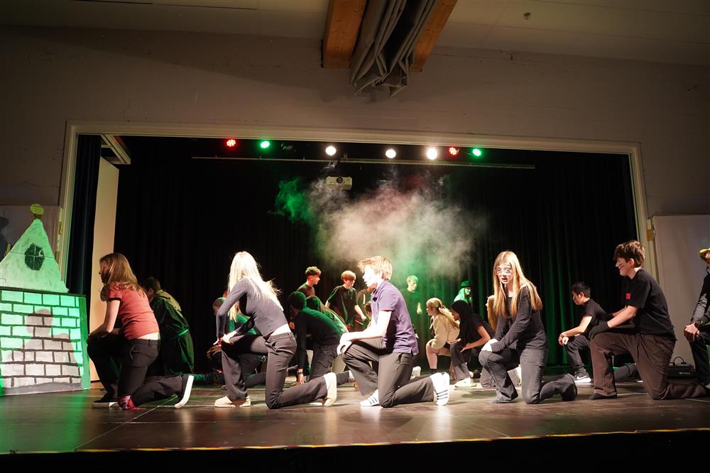 9b fremførte Jumanji på scenen - Klikk for stort bilde