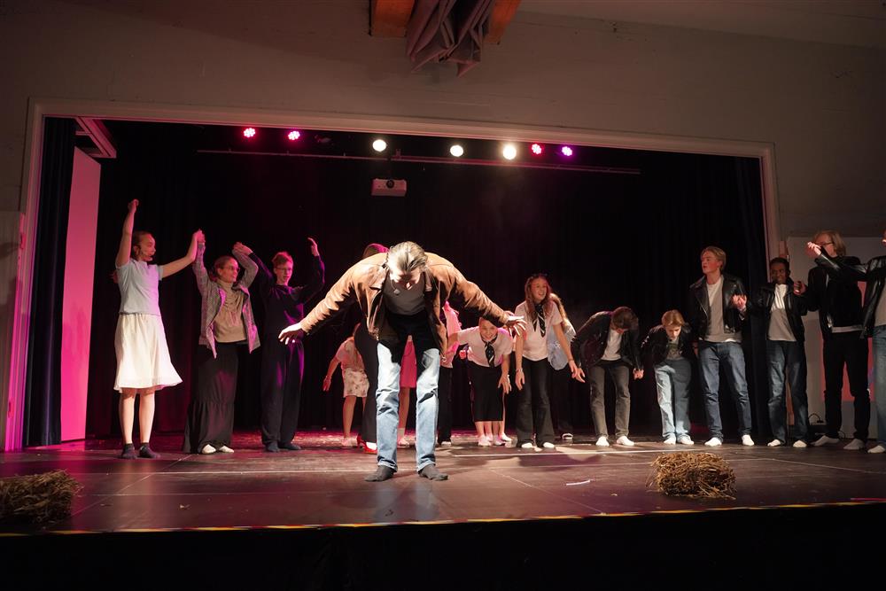 10c fremførte Grease på scenen - Klikk for stort bilde