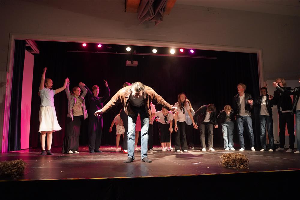 10c fremførte Grease på scenen - Klikk for stort bilde